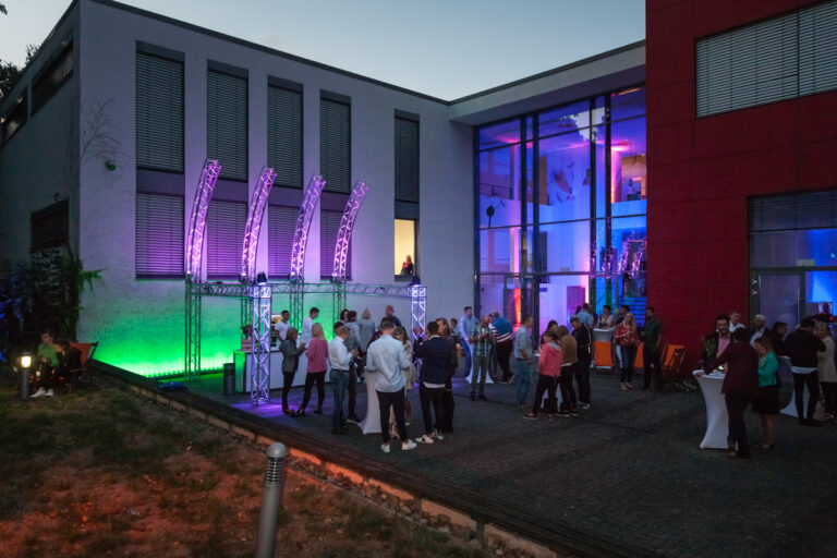 Das Gebäude am Abend