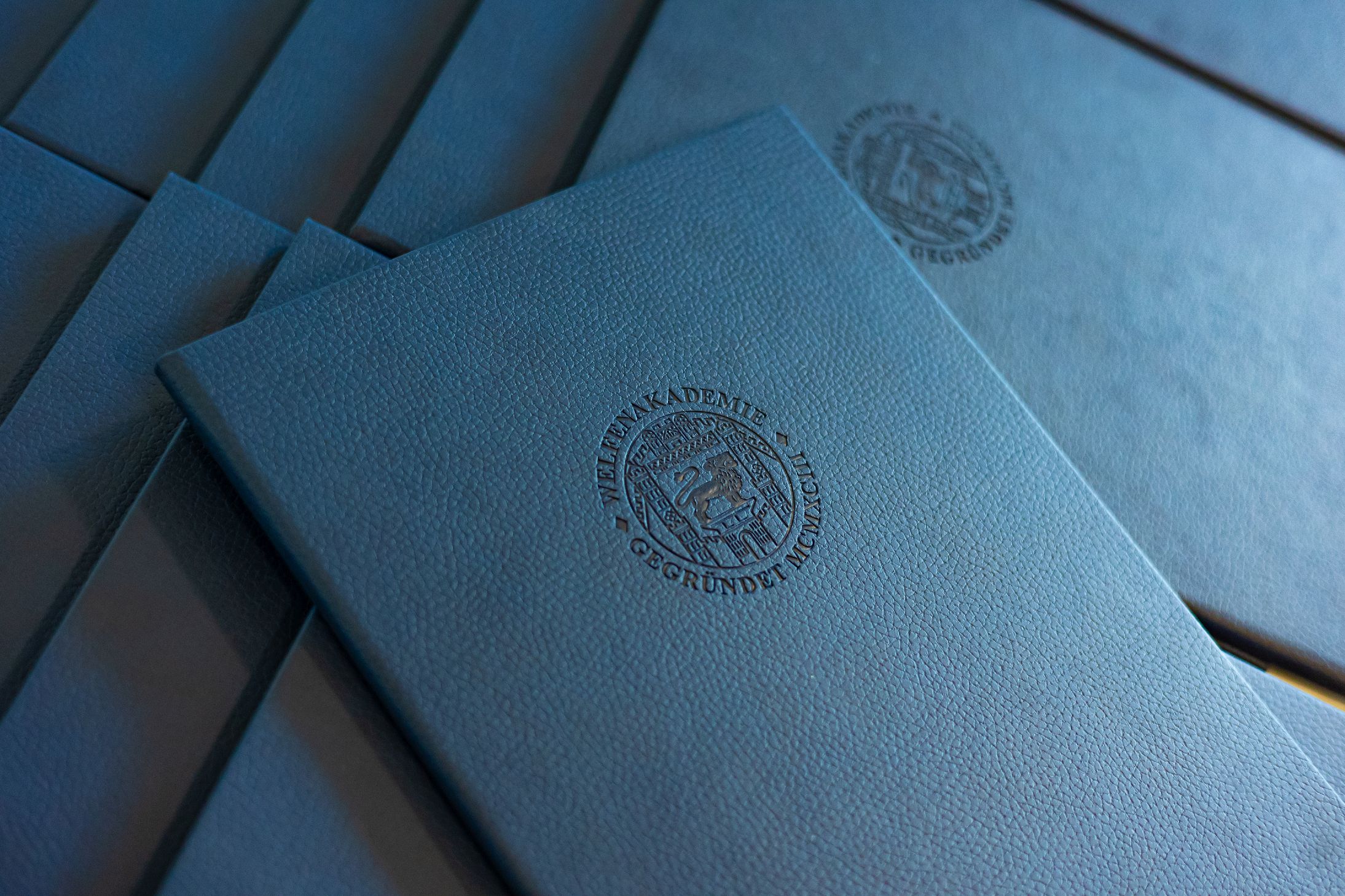 Blaue Urkundenmappen mit dem Siegel der WelfenAkademie